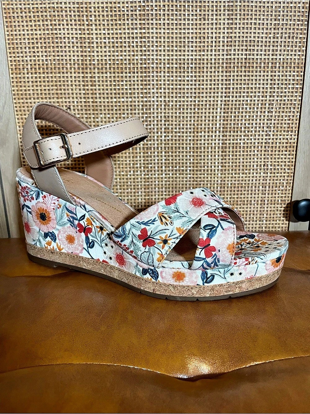 Clarks Chicly Floral Wedge Sandal White & Beige US 9 wide